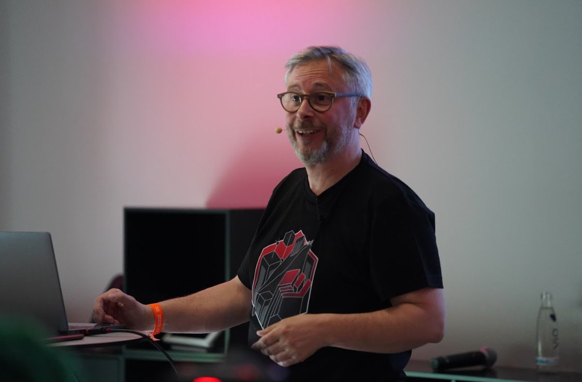 hiveblocks's tweet image. A great presentation by @TheArcange about HiveAuth earlier in the day at #Web3Berlin!