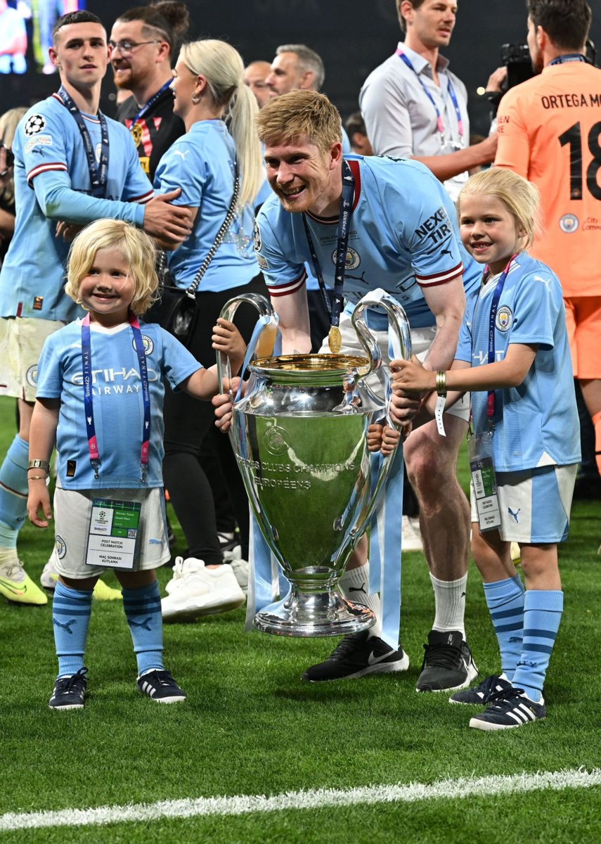 KDB_HQ's tweet photo. De bruyne 🏆🏆🏆🏆💙💙💙💙💙💙💙💙💙
#UCLfinal https://t.co/IuaJWpllv2