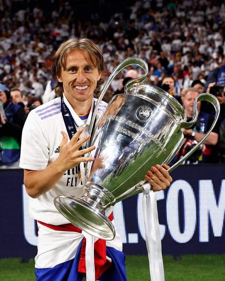 🚨🎖️| JUST IN: Luka Modrić’s future is in doubt. The player is thinking about an offer from Saudi. @miguelitocope