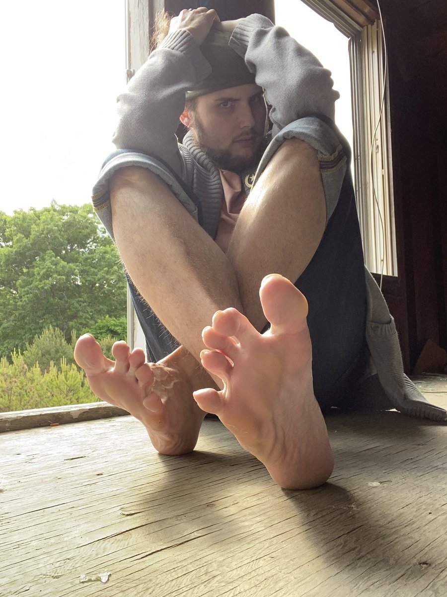 Who is doing some urban exploring today, and thought it would be a good spot for a quick photo or two 😉
#malefeet #barefoot #malefootfetish #softfeet #urbanexploring