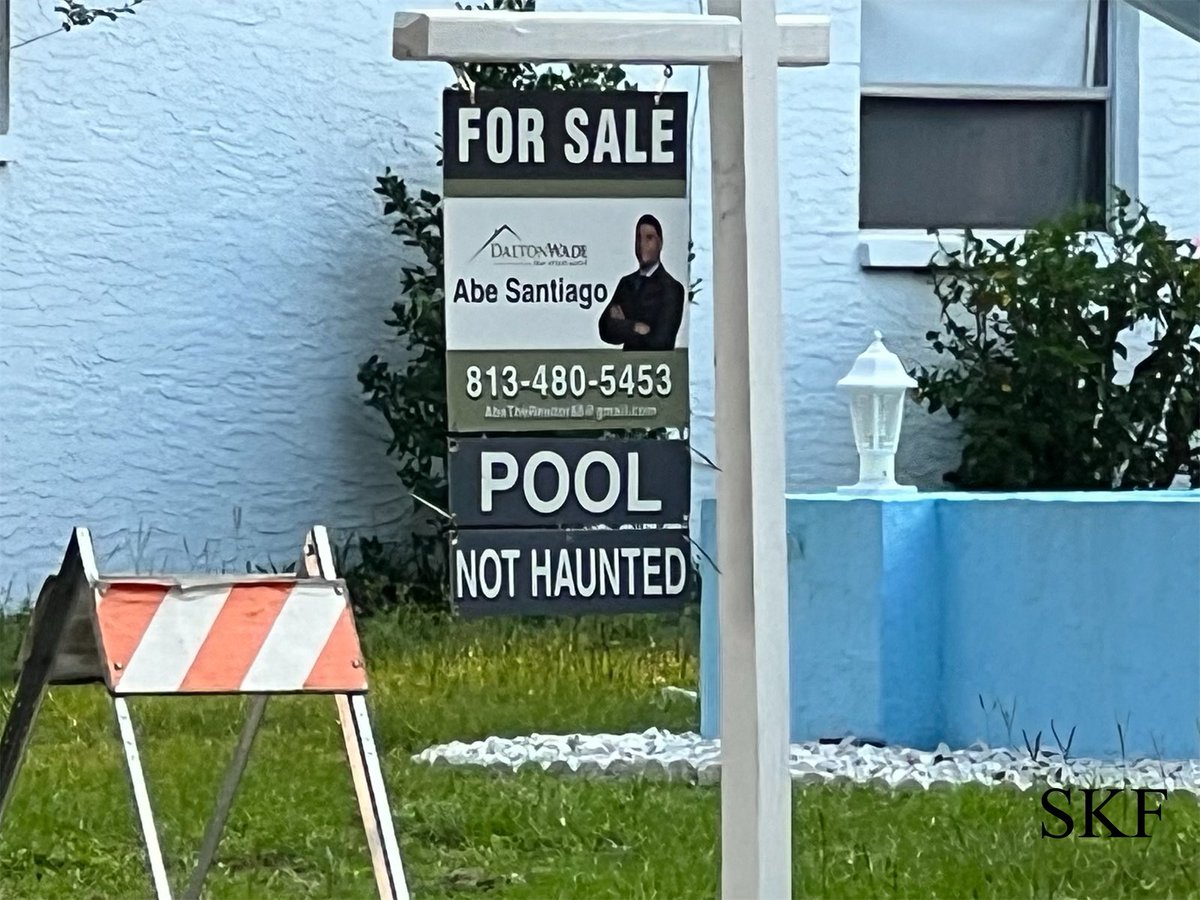 SkittlesFriends's tweet image. Skittles: The Big Guy saw this for sale sign in his neighborhood during his #SaturdayEvening walkabout,
If anyone wants a house that is 
“Not Haunted” there’s one available in his neighborhood.
😹😹😹😹
#FunnySign 
#NotaHauntedHouse