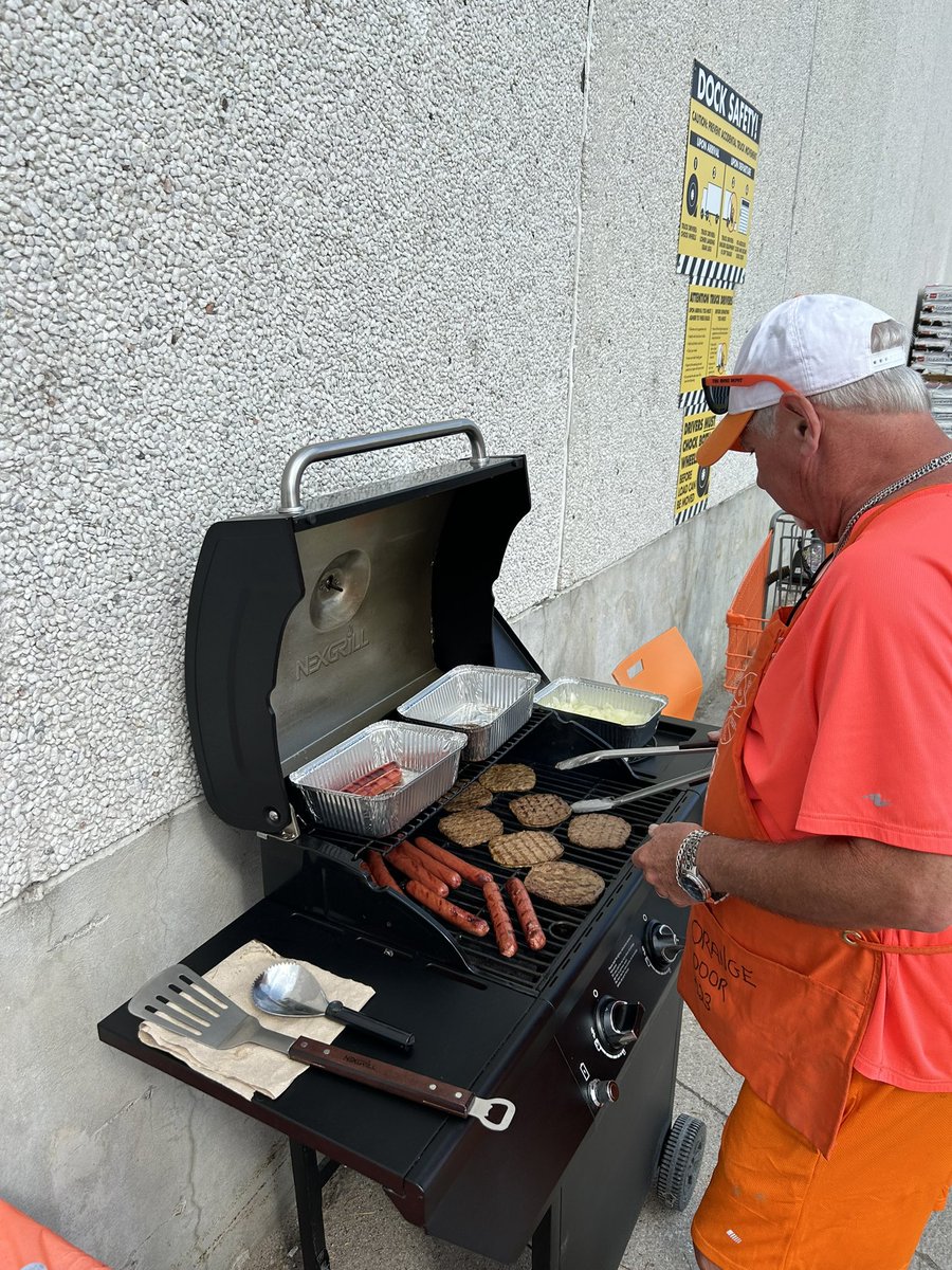 A huge thanks to Steve for BBQ’ing today and to all the Staff for all they are doing this month to raise money and support the Orillia Youth Centre and the Orange Door Project.

#orillia #youth #orilliayouthcentre #bbq #orangedoorproject #community #homedepot