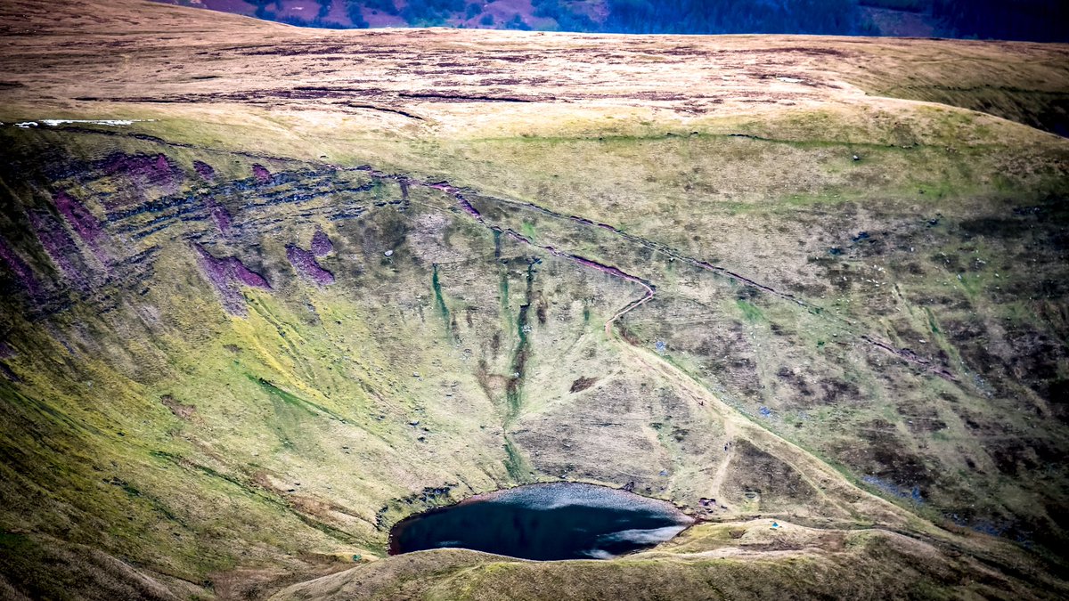 SWimagesUK's tweet image. Llyn Cwm Llwch as seen from Pen y Fan, Bannau Brycheiniog. @OPOTY @BeaconsPhotos @ThePhotoHour #wales #photograghy #outdooradventures @StormHour