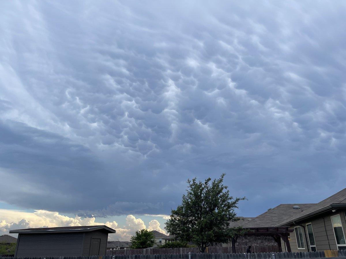 Mammatus clouds west of Fort Worth. #FWWX #TXWX <a href="/NWSFortWorth/">NWS Fort Worth</a> <a href="/wfaaweather/">Pete Delkus</a>