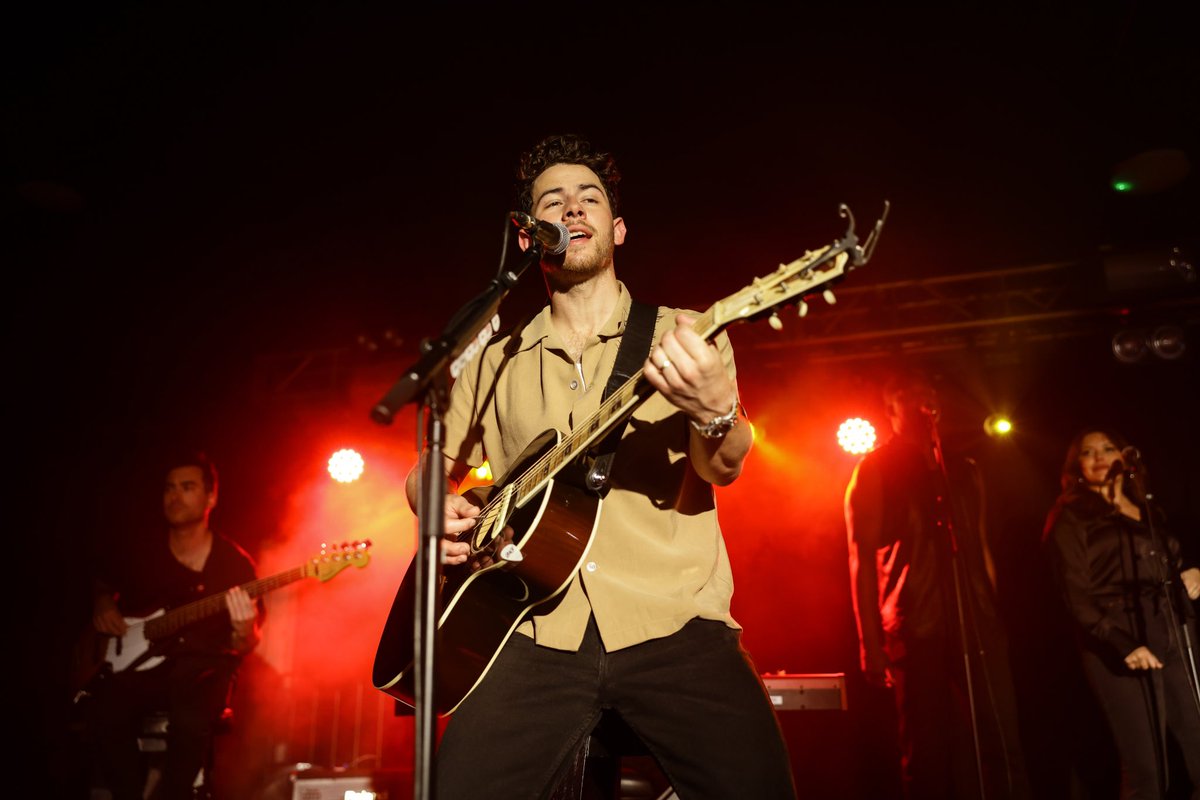 jonasbrothers's tweet photo. Played an acoustic set in London with @RoughTrade! Always so fun to play a smaller show with our fans ❤️ See you tomorrow for round two and then @CapitalOfficial’s Summertime Ball in the evening!! https://t.co/l5XjHq8Y9X
