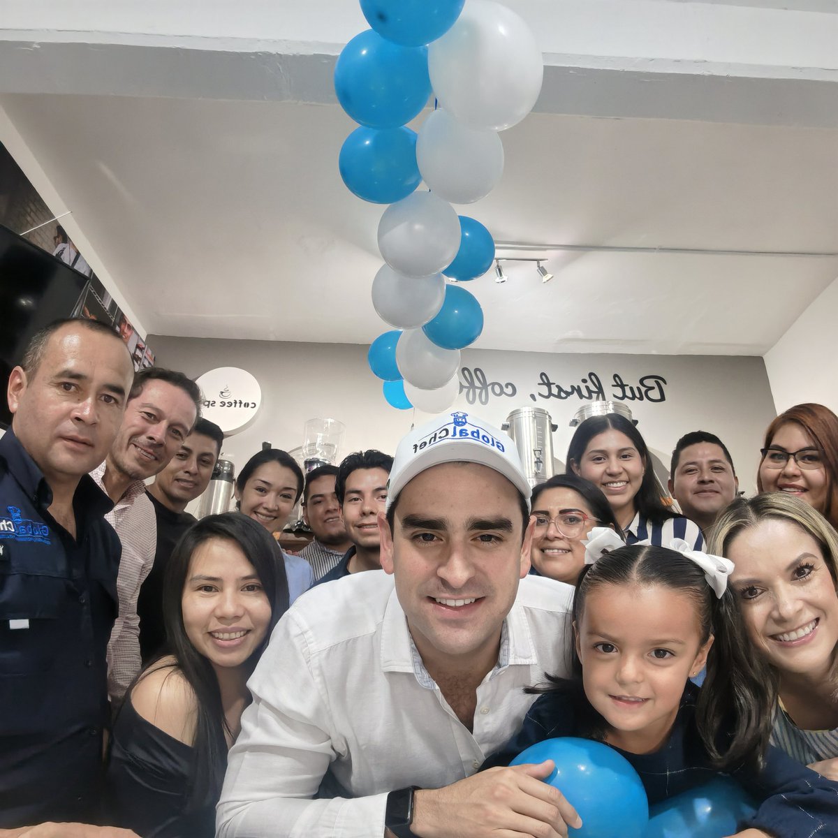 Andres_Chavez_P's tweet photo. Hoy toco festejar en la oficina de mi empresa un año más de vida.

Muchas gracias a mi equipo por el gran detalle!!! https://t.co/gWvBxDEDsE