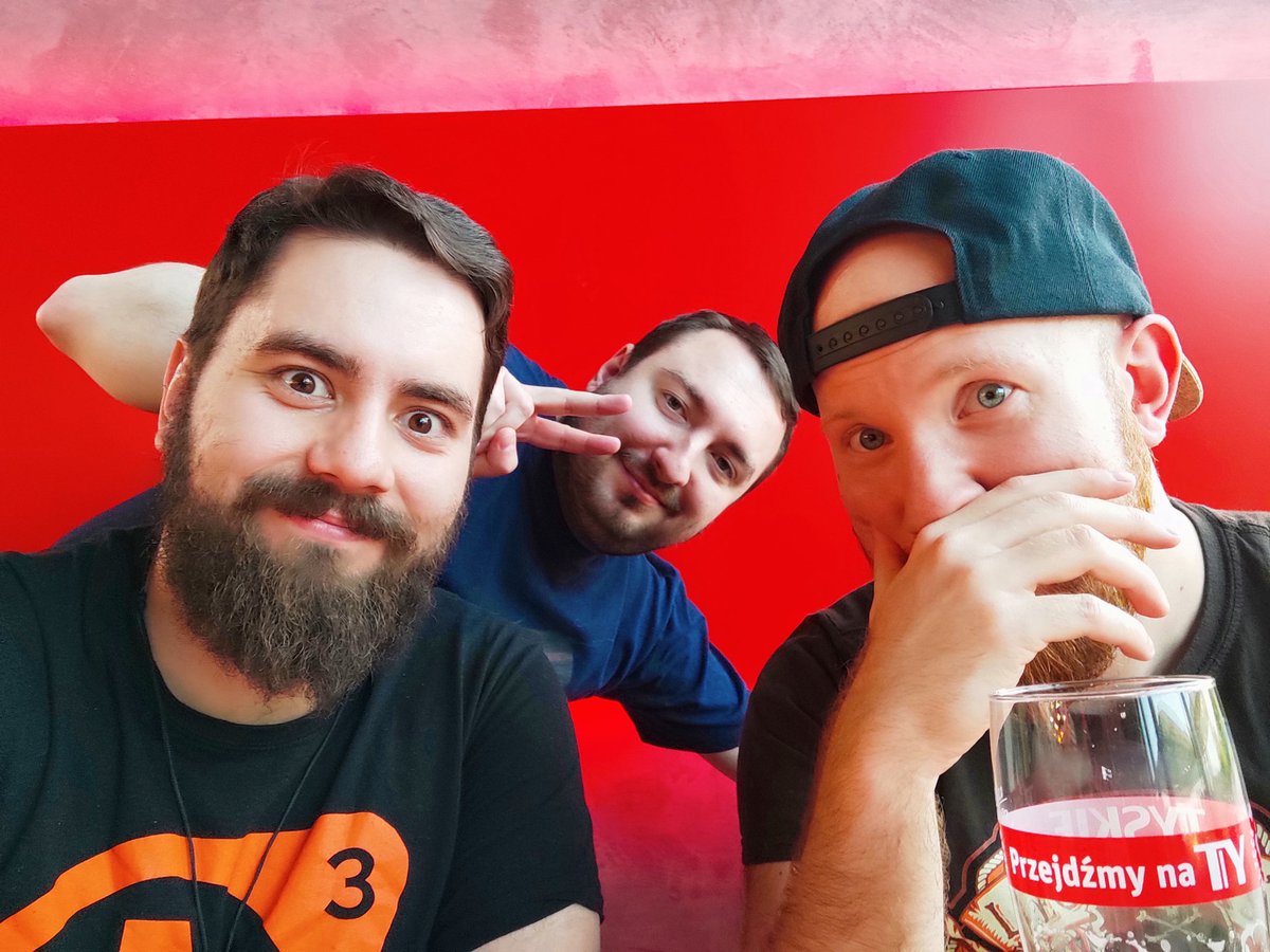 PanDibbler's tweet photo. Pan Adzior, Pan Dibbler i Pan @palarowski w jednym siedzą barze.
Wkrótce już będą skupieni na Manchesterze i Interze.

#ManchesterCityInter #polishboys https://t.co/8mAXcTVw1a