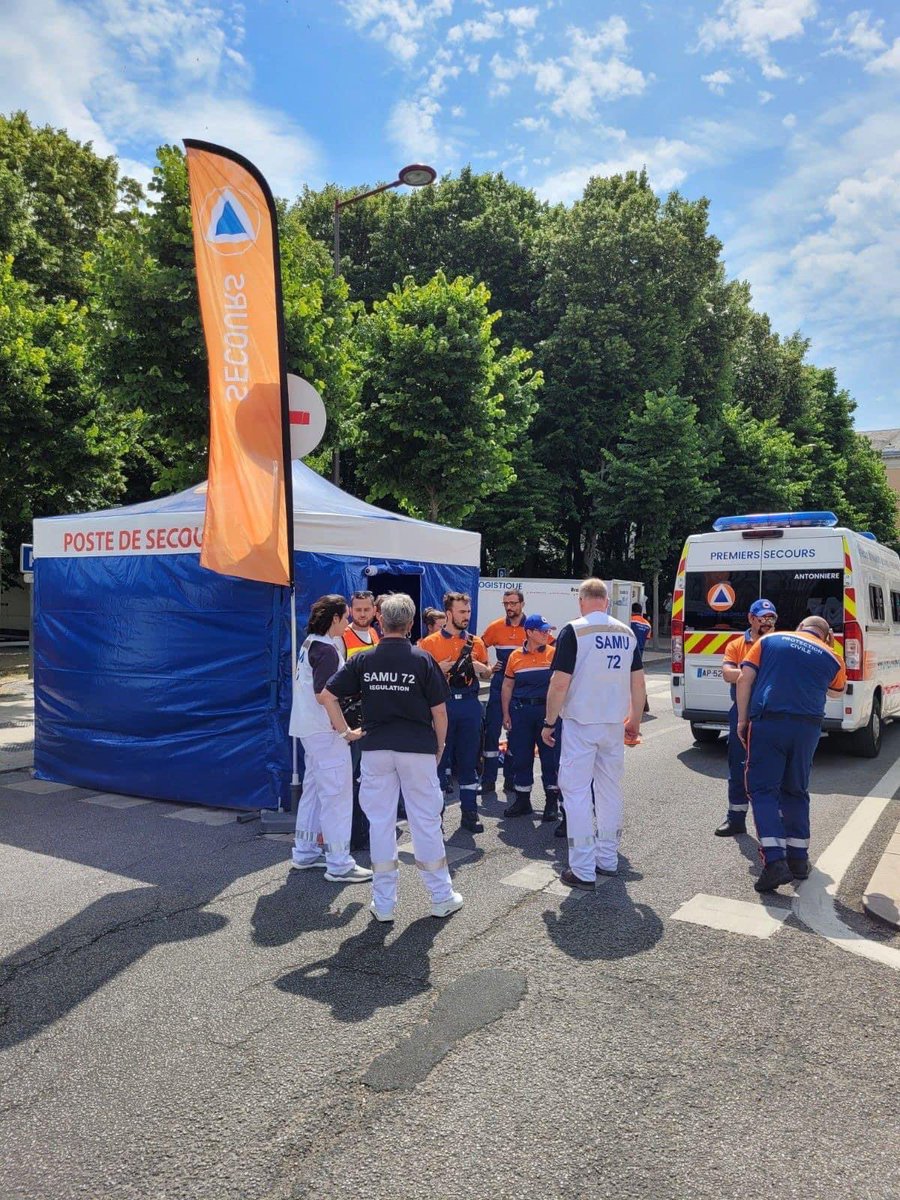ActuSamu's tweet photo. [ ActuSAMU - SSE ] : 🏁 Le #SAMU72 du Centre Hospitalier - Le Mans a encore brillé 👏 

⁉️ Quelques chiffres ? 

1️⃣ Poste de régulation médicale #CRRA déporté
2️⃣ Équipes #SMUR dédiées
1️⃣3️⃣ Postes de secours 
1️⃣ Directeur des Secours Médicaux du #SAMU #DSM https://t.co/DM9w1TCSta