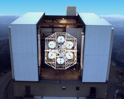 planet4589's tweet photo. Some of you may remember the Multiple Mirror Telescope - the MMT - in Arizona. which operated from  1979 to 1998 on Mt Hopkins.
It had six 1.8-meter-diameter mirrors. There was always a rumour that they had 'fallen off the back of a lorry' -  (1/n) https://t.co/5saugHsJFZ