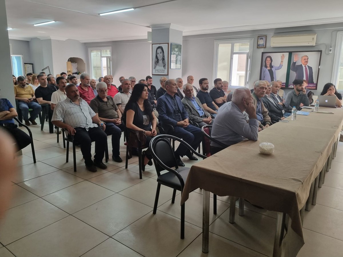 DEMBahcelievler's tweet photo. Parti meclisi üyemiz Murat Kalmaz’ın katılımıyla seçim sonrası ilk halk toplantımızı gerçekleştirdik.
#TekYolYeşilSol
#DisaEm
#BuradayızBirlikteDeğiştireceğiz
#HDP https://t.co/G8tweihwUg