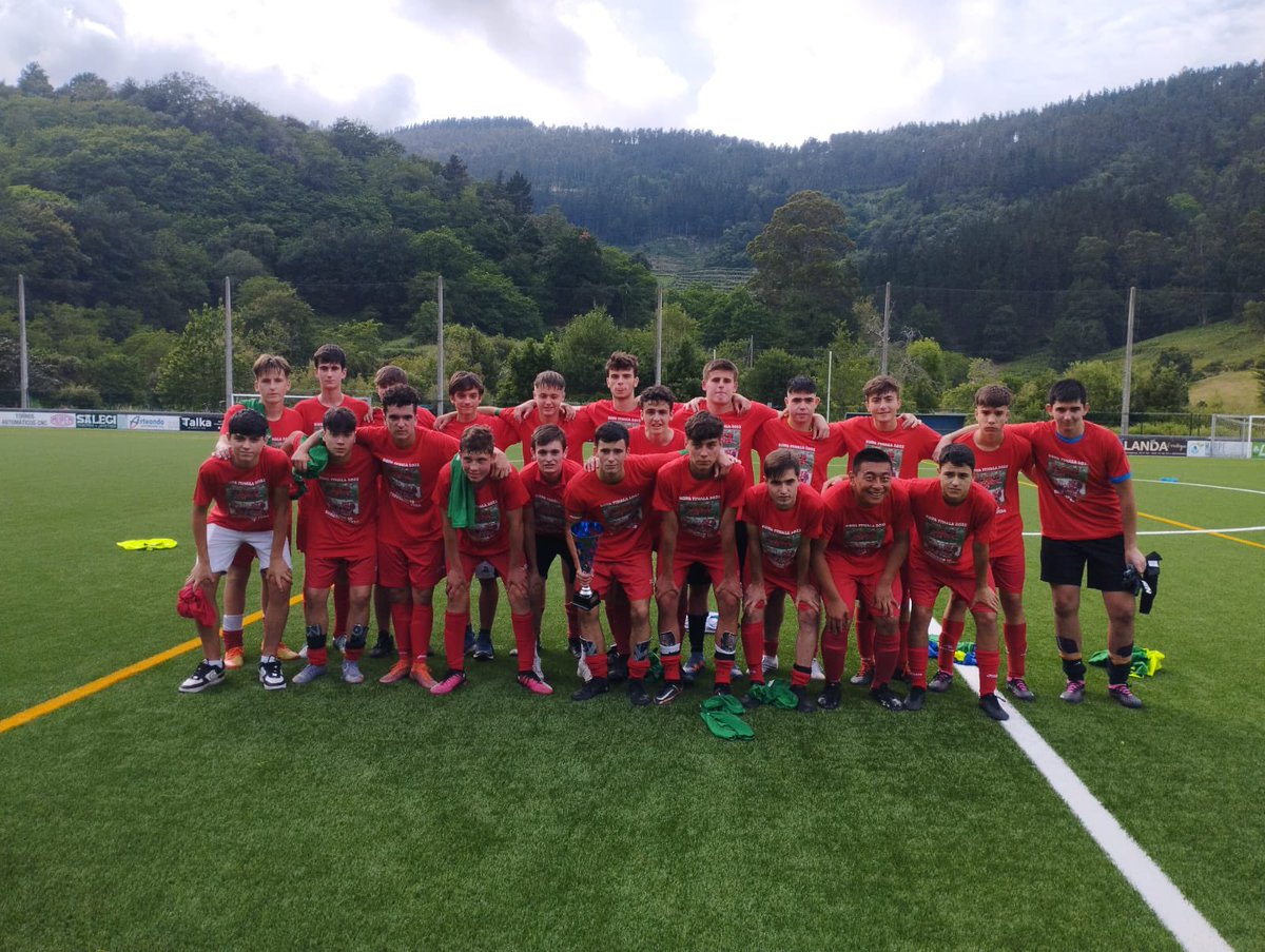 🏆 𝐆𝐈𝐙𝐎𝐍𝐄𝐙𝐊𝐎 𝐉𝐔𝐁𝐄𝐍𝐈𝐋𝐄𝐍 𝟏. 𝐌𝐀𝐈𝐋𝐀

<a href="/UTaldea/">USURBIL FUTBOL TALDEA</a> 2️⃣ - 1️⃣ <a href="/AntzuolaAKE/">antzuolaAKE</a> 

<a href="/UTaldea/">USURBIL FUTBOL TALDEA</a> Jubenilen 1. Mailako Kopako txapelduna da! Zoorionaak!

Mila esker beste behin <a href="/AmaikakBat/">Amaikak Bat</a> finala jonatzeko zelaia uzteagatik