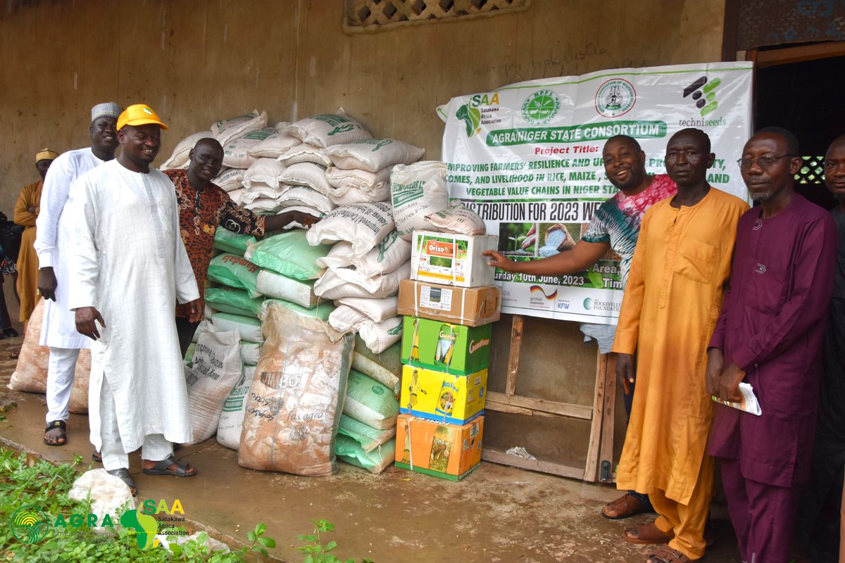 NigeriaSasakawa's tweet image. Today the distribution of #farminputs for the 2023 wet F/season by the @AGRA_Africa Niger Consortium continued in Bida Zone, comprising Bida, Katcha, Mokwa, Edati, Lavu, Borgu, Agwara, Gbako  &amp;amp; Agaie LGAs towards upscaling productivity, incomes &amp;amp; livelihoods of SmallH/farmers.