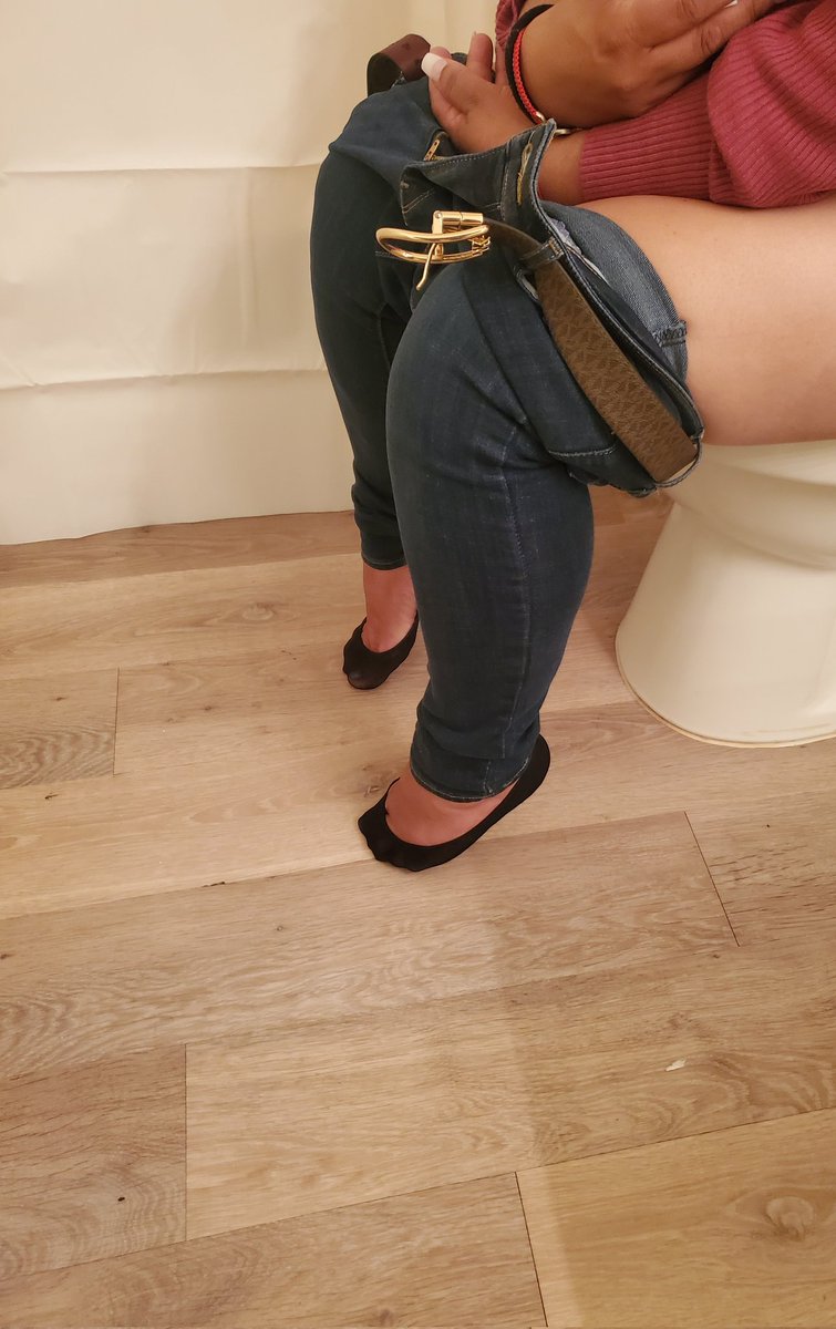 MistressMandy3's tweet photo. My slave boy worshipping my Feet while I'm taking a shit. What a lucky loser.

#finD #femdom #toiletslave #footslave https://t.co/PzQAf1twKB