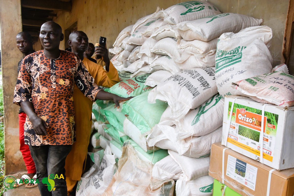 NigeriaSasakawa's tweet image. Today the distribution of #farminputs for the 2023 wet F/season by the @AGRA_Africa Niger Consortium continued in Bida Zone, comprising Bida, Katcha, Mokwa, Edati, Lavu, Borgu, Agwara, Gbako  &amp;amp; Agaie LGAs towards upscaling productivity, incomes &amp;amp; livelihoods of SmallH/farmers.