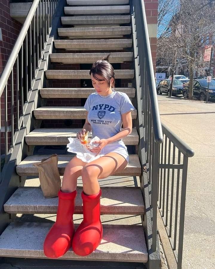 arimarie382's tweet photo. Sexy right ....🥰🥰
#bigredboot https://t.co/HA6pF9tAJU