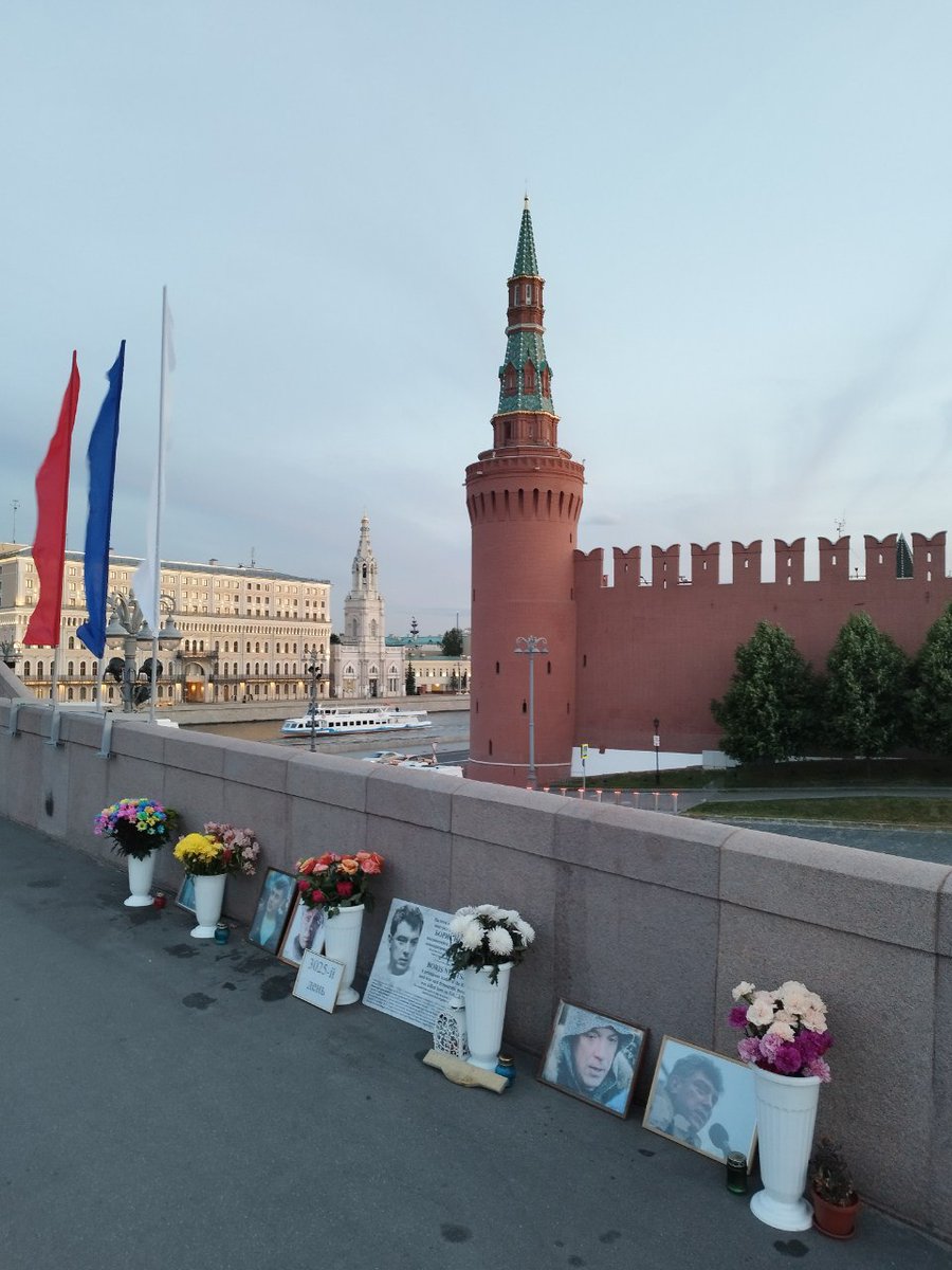 tuha_m's tweet photo. Сейчас Немцов мост https://t.co/2eVP8KlKEH