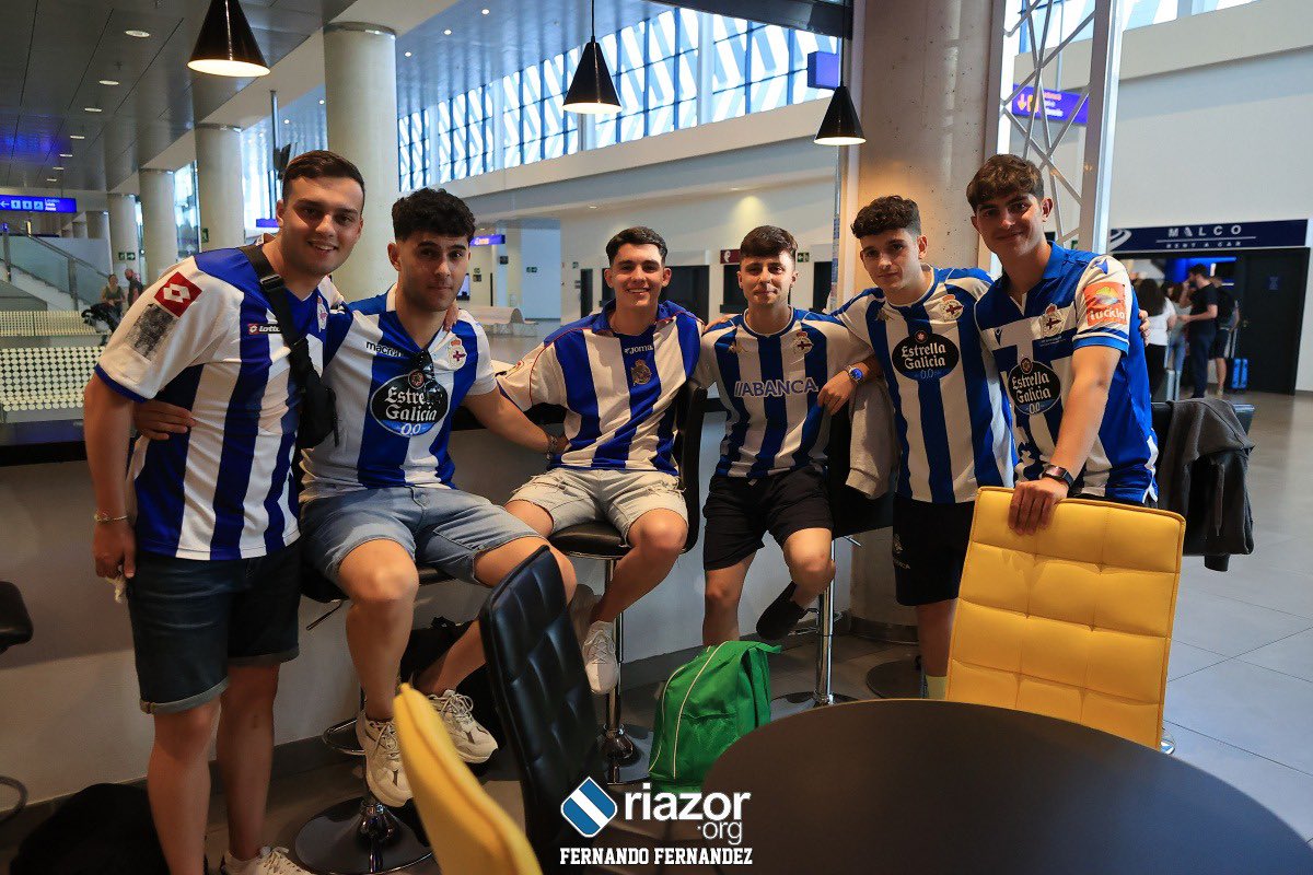 riazororg's tweet photo. Ya hay aficionados esperando al Deportivo en el aeropuerto de Castellón https://t.co/FLuZtGtxr3