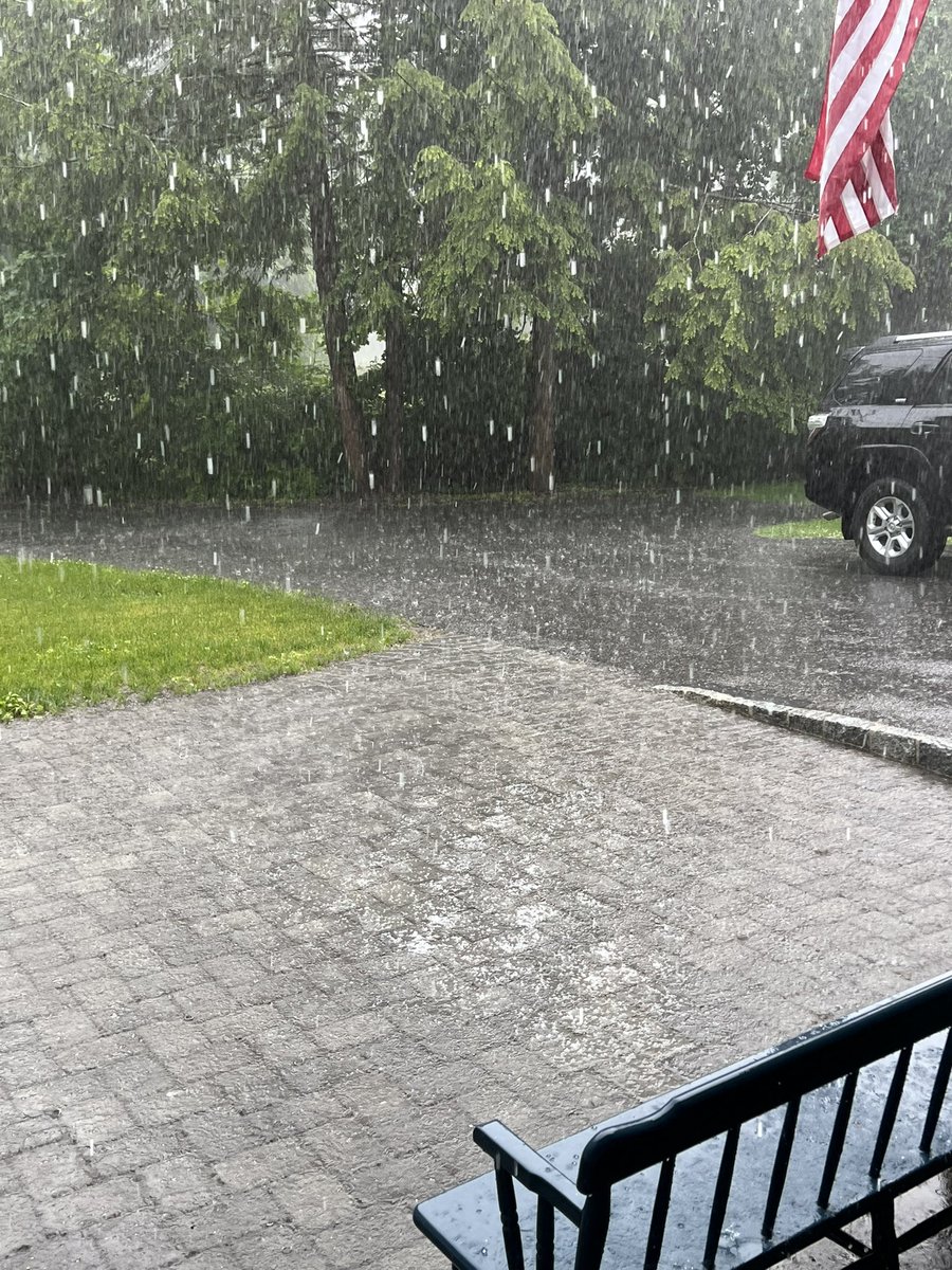 ziti104's tweet photo. @ericfisher hail coming through Boxford right now https://t.co/x9Tx7QpWB1