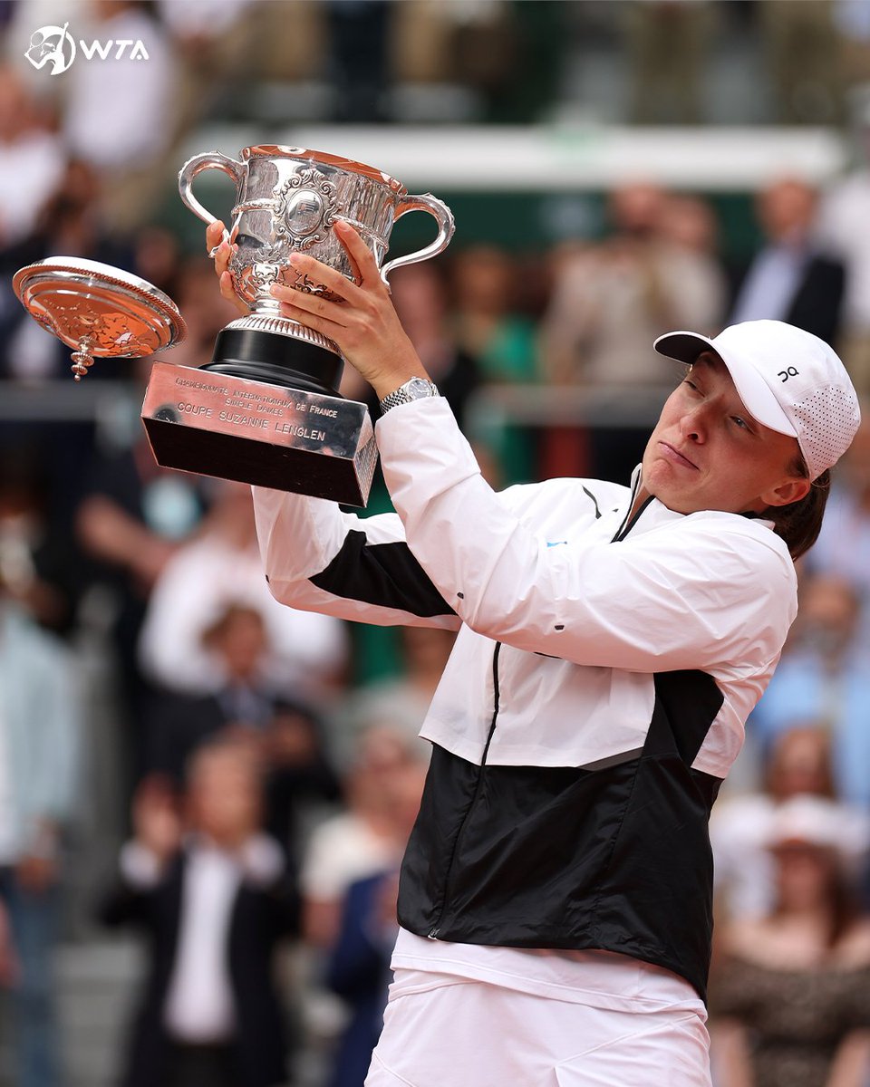 iga's ICONIC trophy lift 🛎️🏆

but the lid gets further away after every 500 likes

GO 💜👇