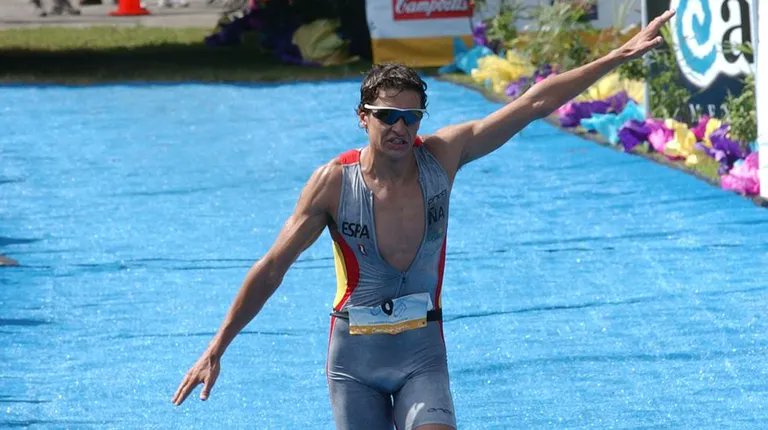 alfhermida's tweet photo. Incomprendido y pionero. Utilizó estos adjetivos para titular su biografía (2017). Iván Raña abrió camino con tres medallas en el campeonato del mundo, otras tantas en el campeonato de Europa y dos diplomas olímpicos. El ordense nació #TalDíaComoHoy en 1979.  

#HiloOlímpico26🧵 https://t.co/Nq9Q63loVh