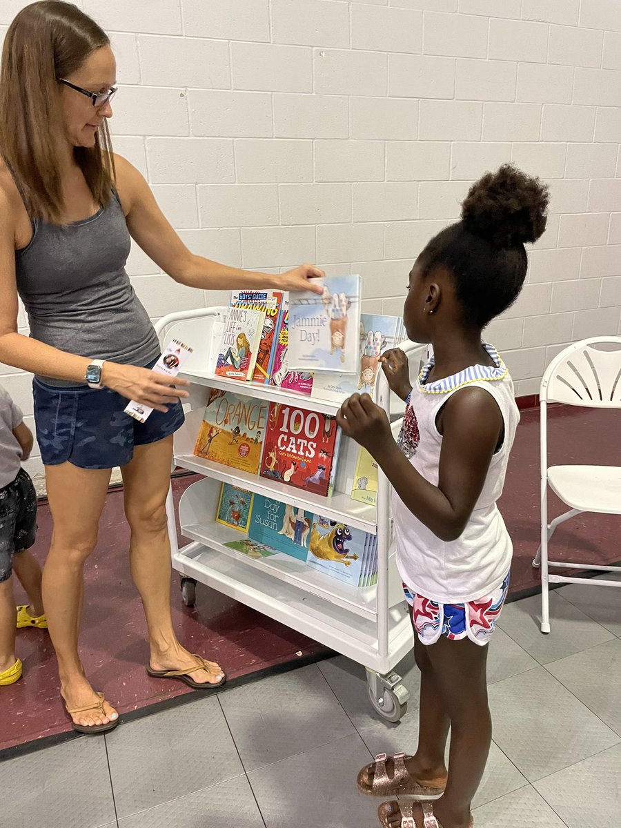 Bess the Book Bus tweet media