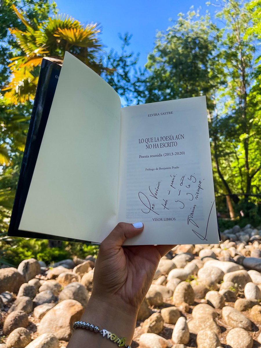 verofnz's tweet photo. “Un puñado de mensajes
en la carpeta de borradores
y varios poemas
que no quiero terminar
para que no te acabes tú con ellos”

@elvirasastre https://t.co/SM4HQelRqB