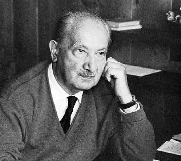 beyogluomer's tweet photo. Celal Şengör: "Ben Wittgenstein'ın çok büyük felsefeci olduğu kanaatinde değilim."

İlber Ortaylı: "Hayır felsefeci değil ki epistemolog."

Celal Şengör: "Ya o da değil, onu dicem, o da değil."

…

Fen bilimlerinde yetkin olmanın verdiği özgüven, bu hususta kamuoyu bilinirliğinin kazandırdığı itibar, alan dışı yetki transferine dönmemeli. Sosyal bilimlere yaklaşımdaki kategorik, üstenci bakışla yalnızca doğa bilimlerinin esas sayıldığı bir dünyayı ‘pazarlamak’, Türkiye’nin ekranlarında bu kadar yer edinmemeli.  

Hayat da düşünce de bu boyutsuz yaklaşıma indirgenemez. Heidegger’in dediği gibi “bilim düşünmez”.
(Wissenschaft denkt nicht)