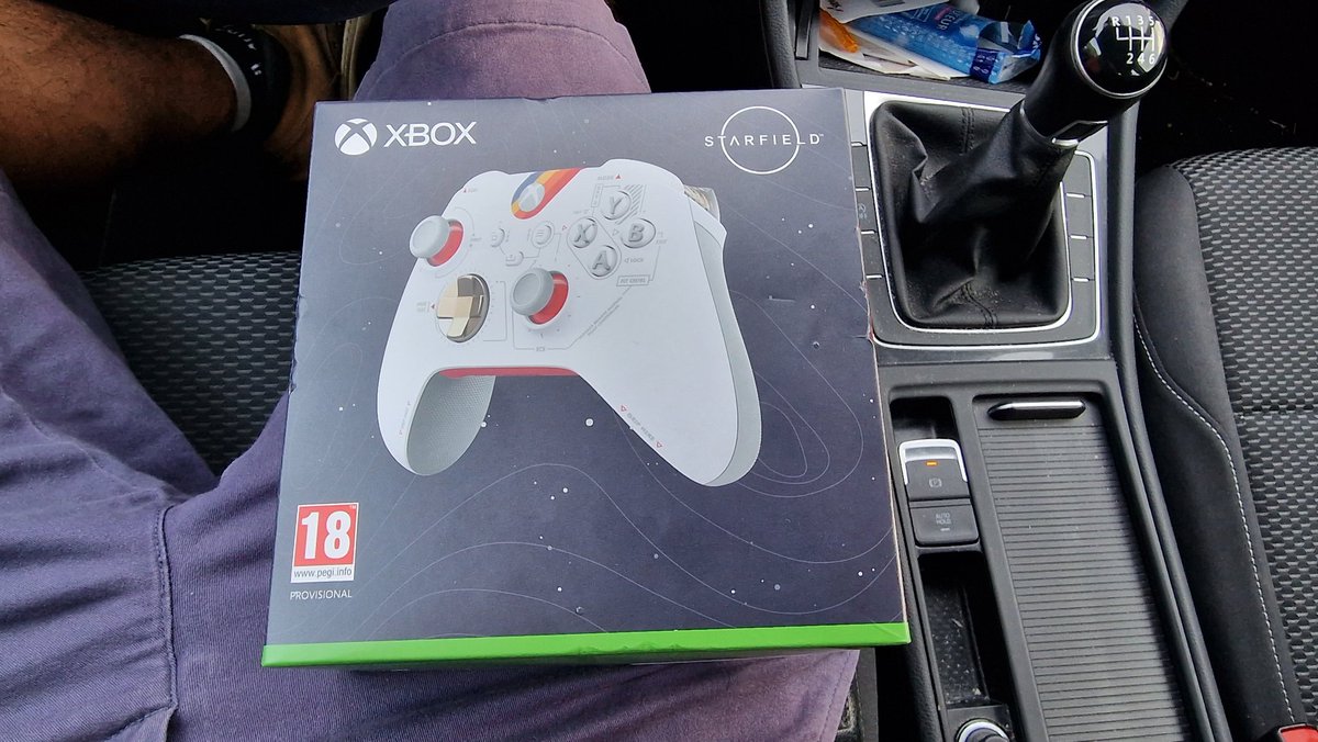 ThomasVideau2's tweet photo. J ai vu j ai craqué. Incroyable 😀😀.
Just saw it. Instant buy 😀😀.
#xbox #Starfield #xboxcontroller #starfieldcontroller https://t.co/1X6tpPfFzm