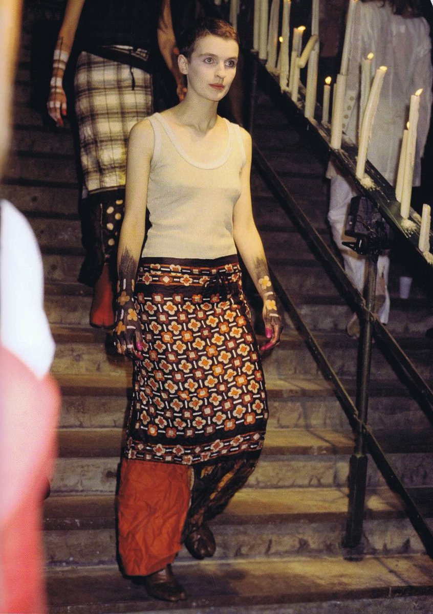 vmsbot1's tweet photo. margiela ss 1992 jpeg #margiela #ss92 https://t.co/jiVtieWLrp
