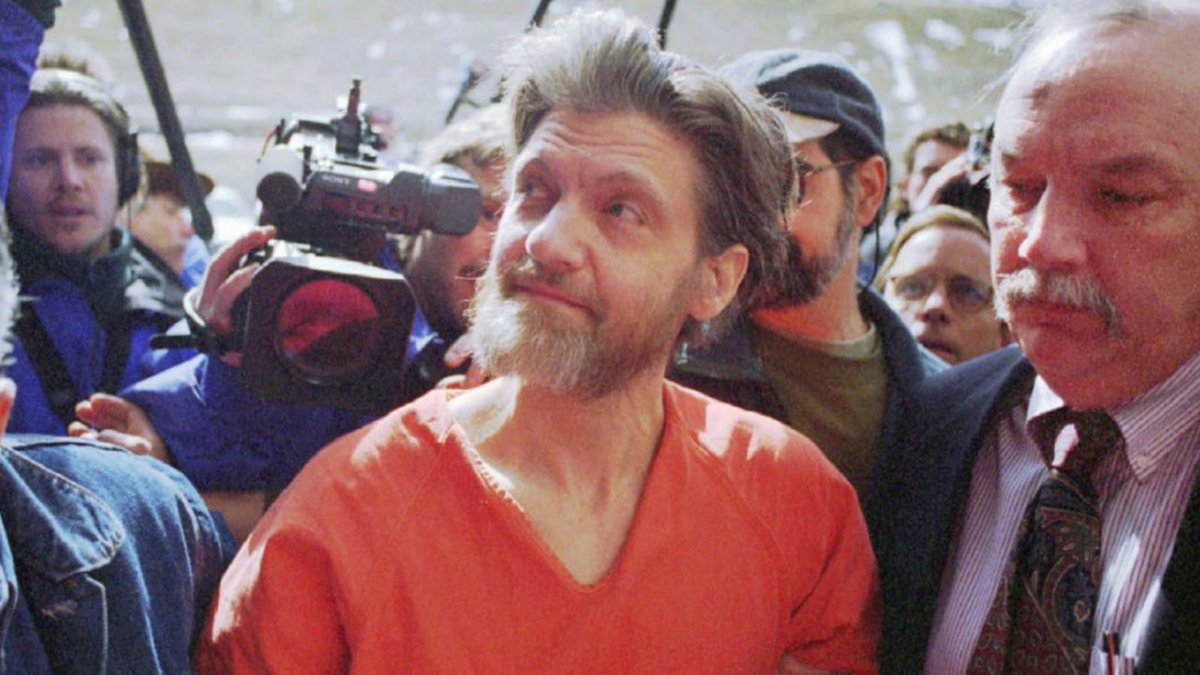 1978-1996 yılları arasında gerçekleştirdiği 16 bombalı eylemle "Unabomber" olarak tanınan Ted Kaczynski, 27 yıldır tutsak olduğu hücrede yaşamını yitirdi. 🏴

#TedKaczynski
