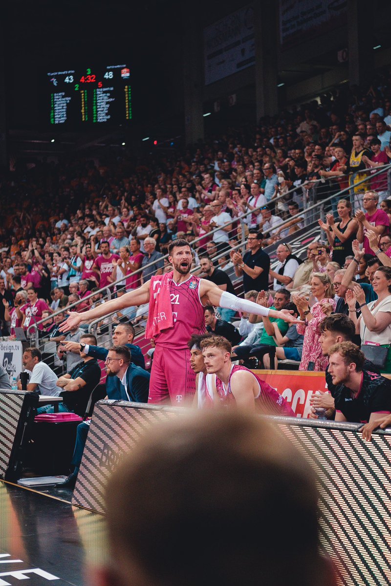 Jonathan tweet media