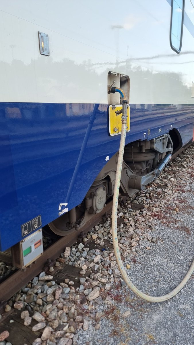DekyrCH's tweet photo. Summer comes and the trains getting thirsty!
Time to give him a few liter healthy water before driving back
🦊💦 🚂🚃🚃💨
#railfox @RailService #stadlerrail
#cooldown #swisstrains https://t.co/P3i90Hxbqg