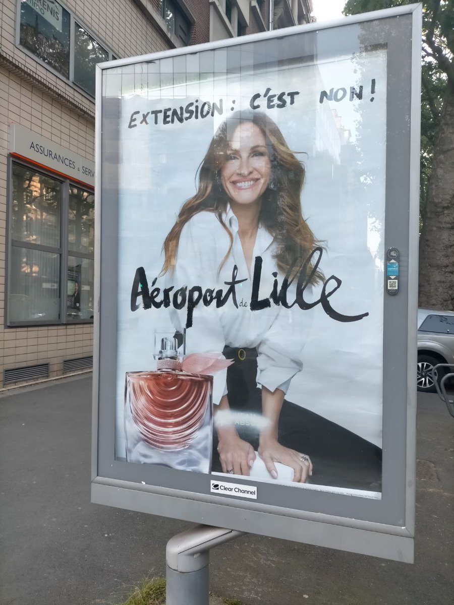 NADALille's tweet photo. 💥 Breaking news: Même Julia Roberts demande l'abandon du projet d'extension de l'aéroport ! 😂

👏 Bravo à @adtnord et @rap_lille pour cette action qui expose le véritable impact de l'aviation sur le changement climatique ! 1/2 https://t.co/WupRXOaGur