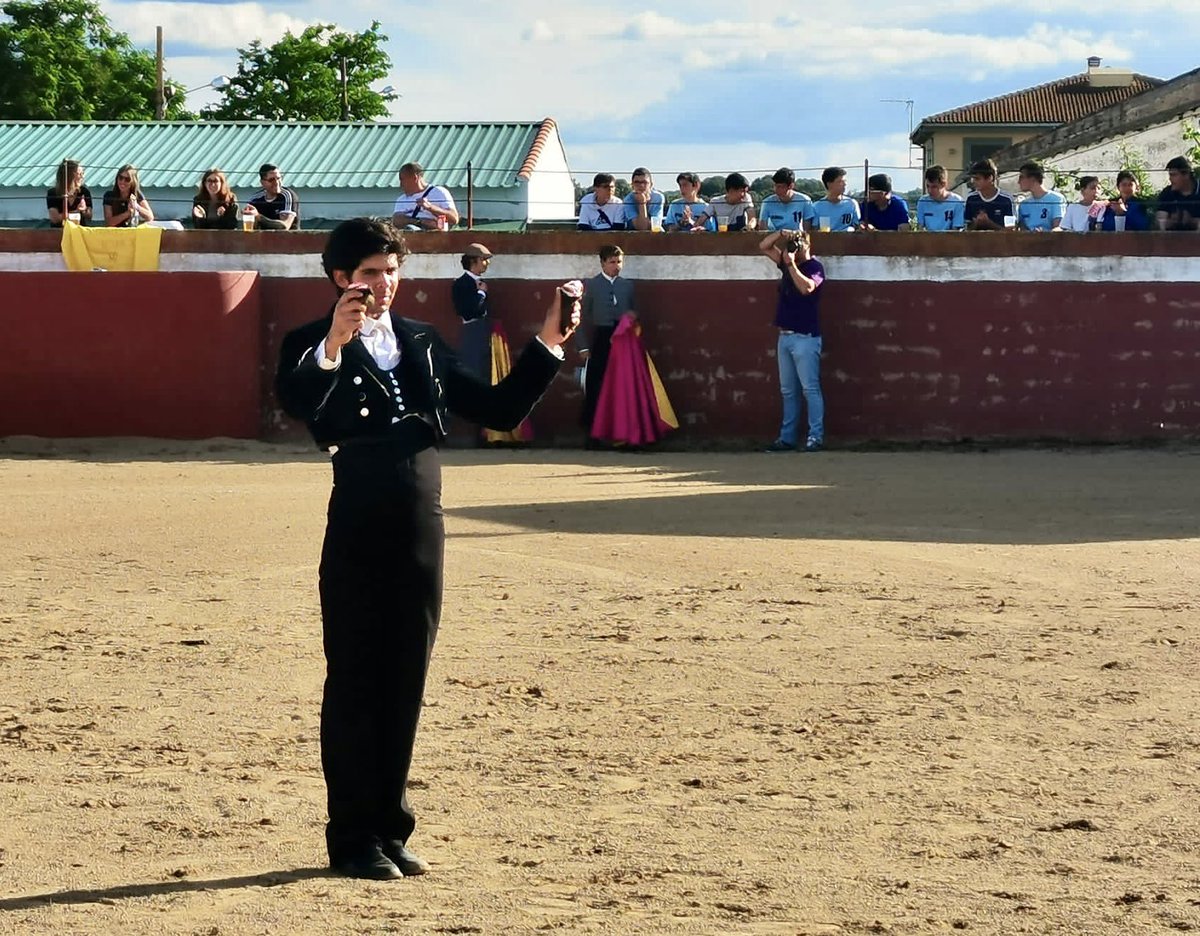 🔴 Doble triunfo para nuestros alumnos este sábado. 

📍Puebla de Alcocer (Badajoz). Dos orejas para José Tomás Arias Samper.

📍El Cubo de Don Sancho (Salamanca). Dos orejas para Arturo Sierra.

👏🏻👏🏻👏🏻