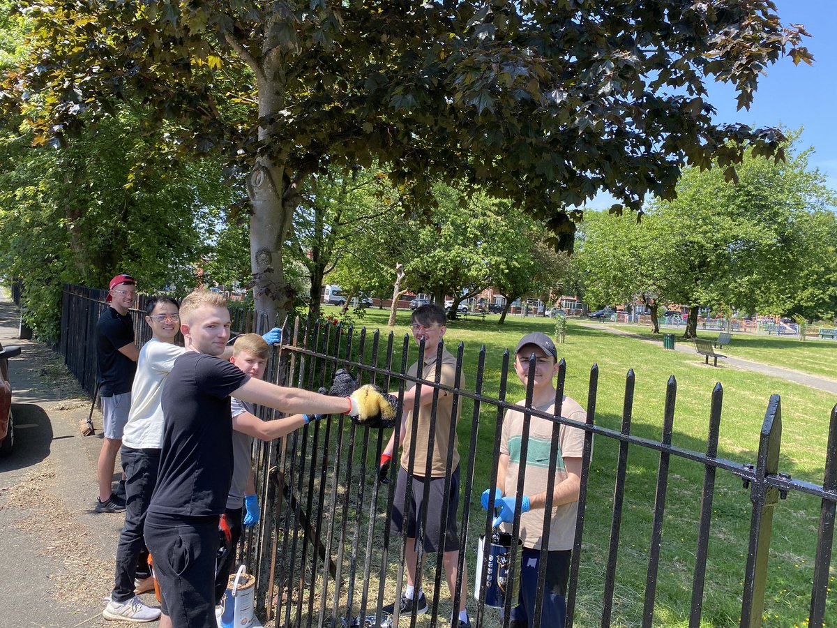 Amazing effort in <a href="/delamerepark/">Friends of Delamere Park 🏆</a> in Openshaw yesterday! Thanks to all the wonderful helpers from <a href="/fujitsu_uk/">Fujitsu UK</a> for making a great start on painting the railings. We can’t thank you enough 💕
@parks_great 
<a href="/ky1iew/">Kylie</a> 
<a href="/MCCClaytonOshaw/">MCC Clayton & Openshaw</a> 
<a href="/VolunteeringMcr/">Volunteer Centre Manchester</a> 
<a href="/McrSettlement/">ManchesterSettlement</a> 
<a href="/delamerepark/">Friends of Delamere Park 🏆</a>