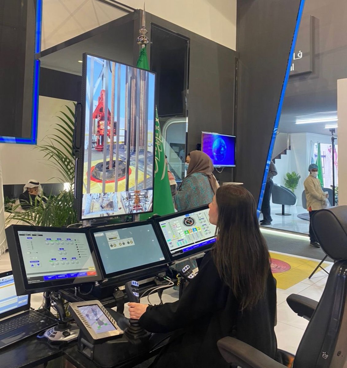 First1Saudi's tweet image. رغد الدوسري، أول مهندسة ميدانية سعودية بمجال النفط والغاز بالسعودية في قسم الحفارات وتقنية (الكيسنق اثناء الحفر) وأدوات حفر قاع البئر المختلفة.