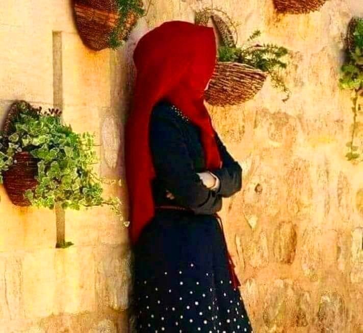 Biliyor musun 
Hafız 
Dün cân veren 
Sevgim
Bugün cânımı 
Almak İstiyor
Yanarım da 
Buna yanarım
Cânımın cân 
Çekiştiği
Gündür bu gün
Akşam hüzün
Gecem Sessiz
Gecem
Benimle Azapta✍️🏽

Sharmeen
Sü'eda Nour