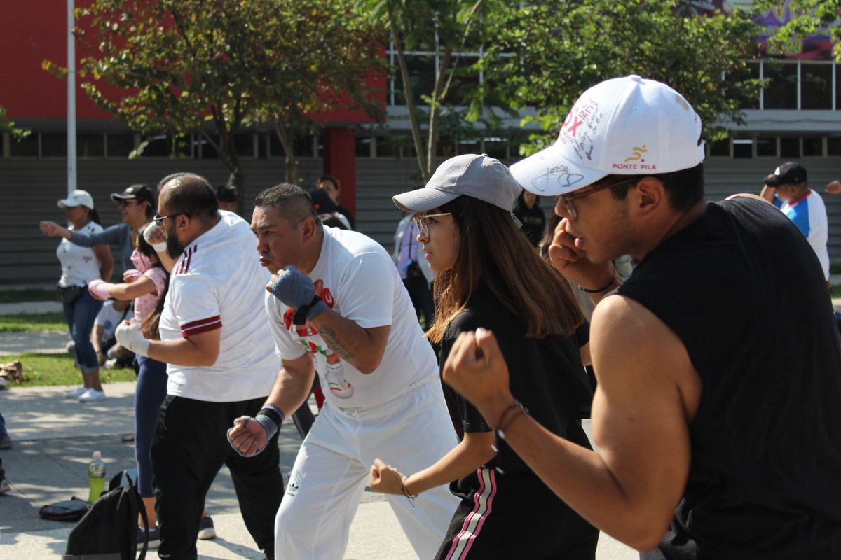 BoxeoCDMX's tweet photo. ¡Afinando los mejores golpes!

Así vivimos uno de los últimos entrenamientos rumbo a la Clase Masiva de Box, donde el campeón Gamaliel Díaz mostró a los asistentes a la Sala de Armas de la Magdalena Mixihuca el gran boxeador que es. https://t.co/3tEPjFsowq