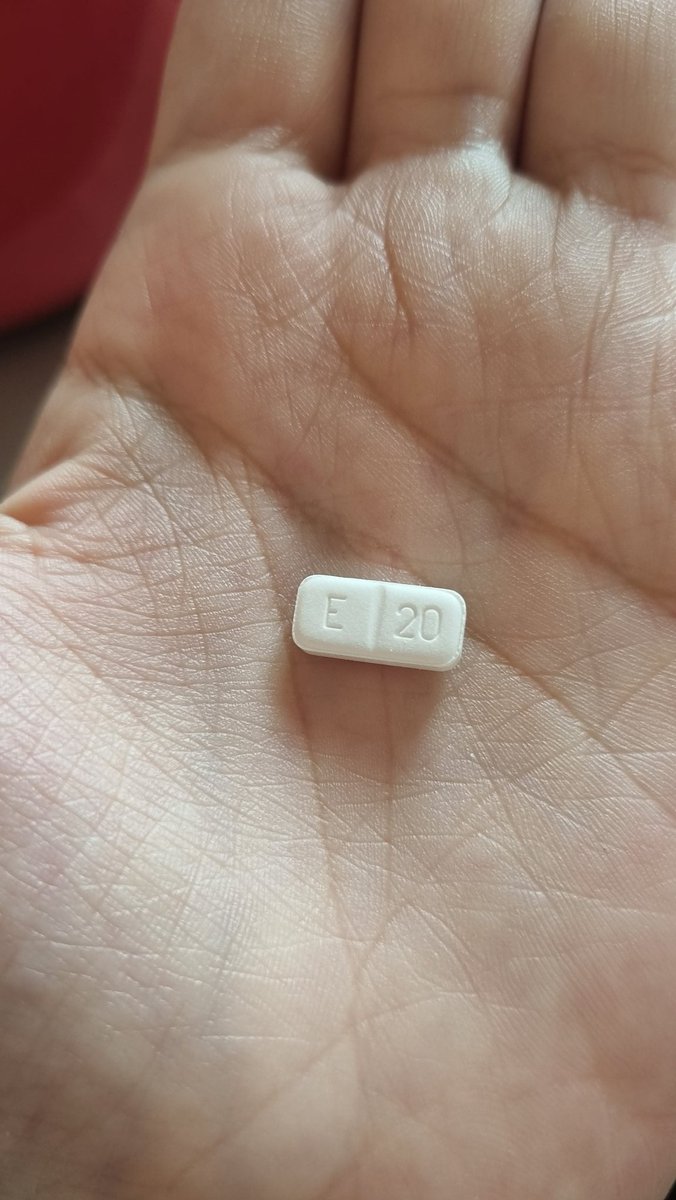 Oficialmente medicada 🥹🥹🥹 hoy tomé la primera pastilla y siento que en ese pequeño acto hubo UN MONTÓN de significado hermoso. Tal vez este no sea mi medicamento, o tal vez sí, más allá del resultado el punto es que estoy avanzando y eso me pone muy contenta