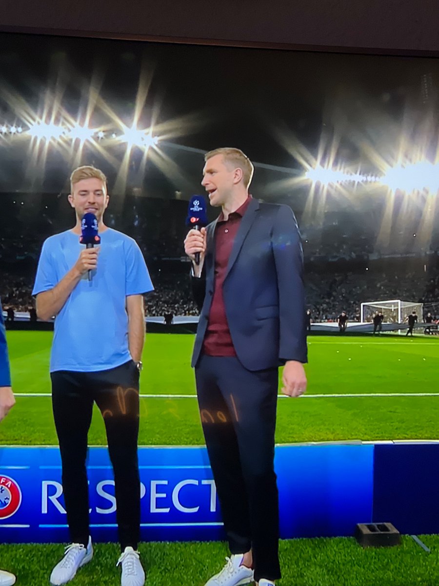 flockoberski's tweet photo. Von welcher Kommunion kommt Mertesacker?

#UCLfinal https://t.co/Bimh0Flv3J