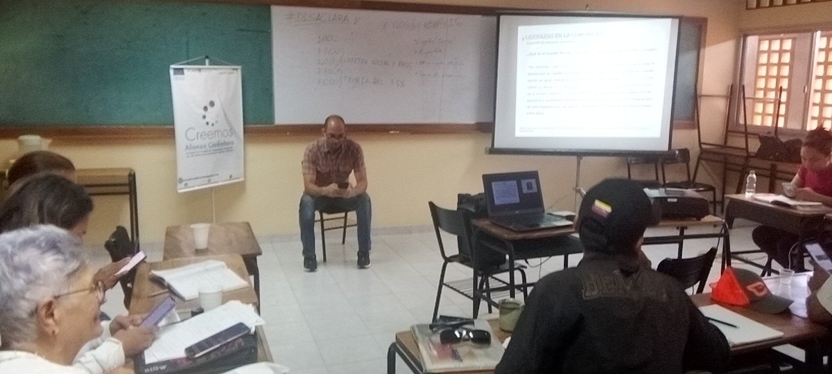 hectorm79649569's tweet photo. Acá en gumilla #lara #singasolina @CreemosAlianzaC @riosdefrente @Julio_Rondon92  la formación es fundamental y acá estamos en esta tarde de este sábado en la clase de liderazgo https://t.co/WpW3Fd3irZ