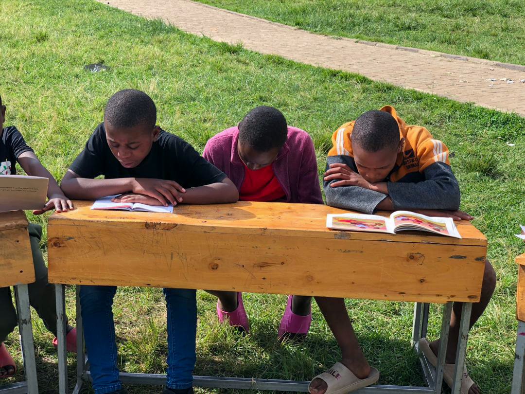 AgatiRwanda's tweet photo. Happy Saturday!😅
Today we had our usual Mobile Library in Kinigi📚
Click the link to DONATE!
https://t.co/9iwlblRUpz
#agatilibrary #agatimobilelibrary #books https://t.co/vNlV0guUia