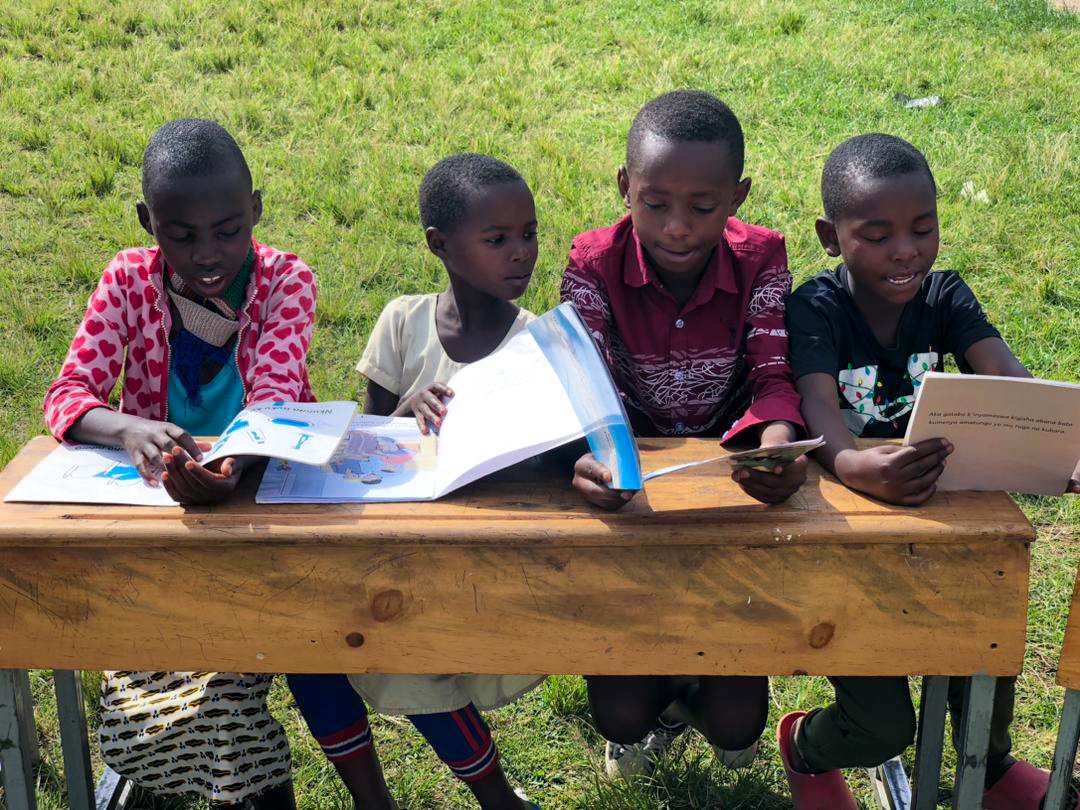 AgatiRwanda's tweet photo. Happy Saturday!😅
Today we had our usual Mobile Library in Kinigi📚
Click the link to DONATE!
https://t.co/9iwlblRUpz
#agatilibrary #agatimobilelibrary #books https://t.co/vNlV0guUia