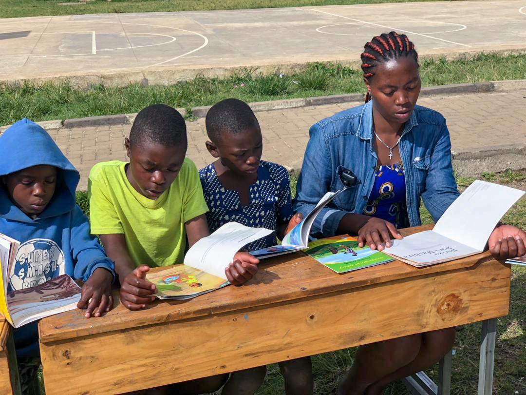 AgatiRwanda's tweet photo. Happy Saturday!😅
Today we had our usual Mobile Library in Kinigi📚
Click the link to DONATE!
https://t.co/9iwlblRUpz
#agatilibrary #agatimobilelibrary #books https://t.co/vNlV0guUia