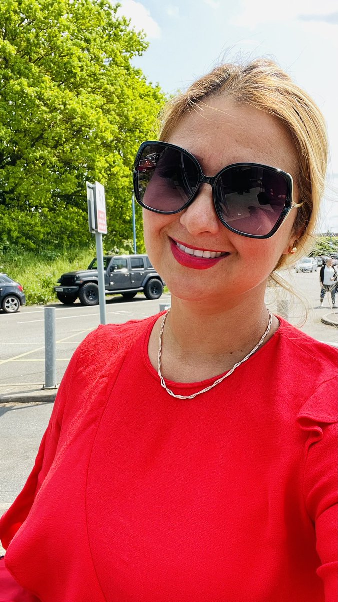 Happy weekend ❤️❤️❤️ today was a hot day ❤️.
.
.
.
#hotday 
#ladyinred #red  #ladyinred  #bloggerlifestyle