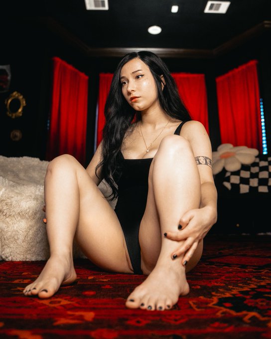 Foots in the air 🦶🦶 https://t.co/9dZ9T7uDkX