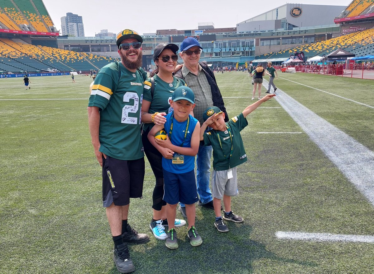 TheElksHerd's tweet image. Our Herd 💚💛
#GoElks #FanDay #CFL