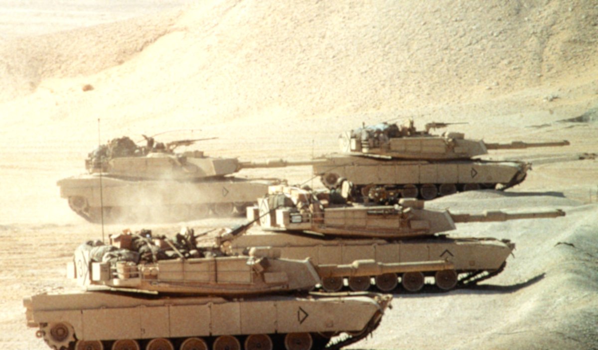 Here's a great @USArmy photo of a @1stCavalryDiv tank plt. working on a range in Saudi Arabia during #DesertShield. These tanks belonged to Co A, 3/32 AR. The #FirstTeam has gone through many changes over its storied history and ranks among the premier combat divisions.