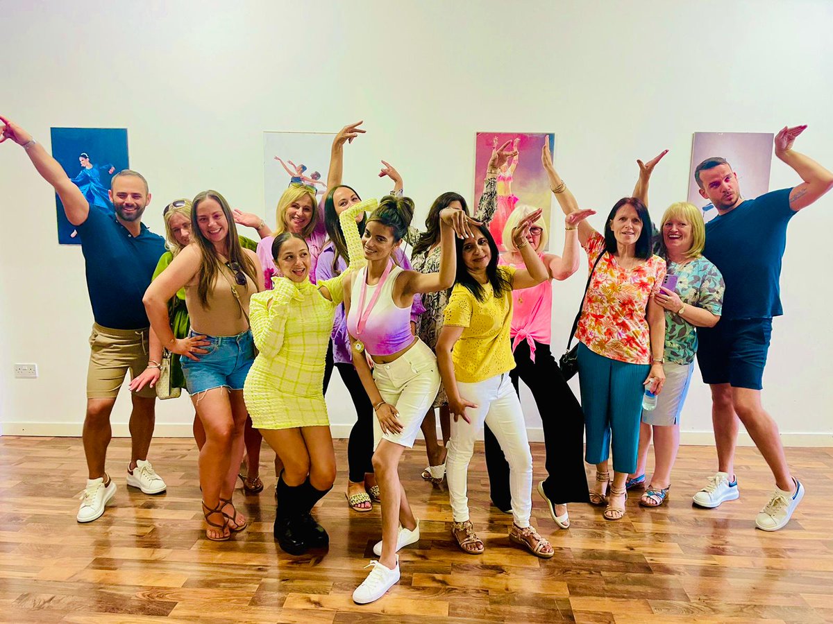 Yasmin and her hens doing a fun #beyonce #henparty #danceclass in #leicester #sashafierce #sashaydance #hendo #hennight #henparties #hennightactivities #henweekend 

Wishing you all a fab time at the #wedding
💓sashaydance.co.uk/hen-party-danc…