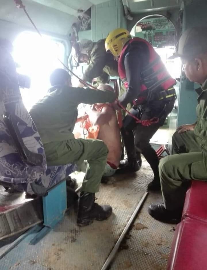 FEUUCMHo's tweet photo. Entre intensas lluvias🌧️, fuerza aérea cubana 💪🛩️ salva vidas💕 en Granma. La patria os  contempla orgullosa 🇨🇺❤️

#CubaEsAmor 
#MejorEsPosible 
#ALaPatriaManosYCorazón 

@FeuCuba @feu_uci @feu_uc @FEUdelaUHo @FeuFcmho @FeuUcmCAV @FEUdeISRI @FeuVilla @FeuUcmCAV @santiago_feu https://t.co/Y6GnzW15jX